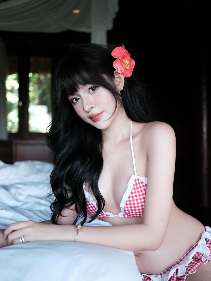 Trước đó, Trần Thanh Tâm cũng đăng tải loạt ảnh bikini tương tự. Loạt ảnh không chỉ khoe được vẻ đẹp hình thể mà còn truyền tải nguồn năng lượng tích cực, khẳng định rằng phụ nữ mang bầu vẫn có thể quyến rũ và đầy sức sống.