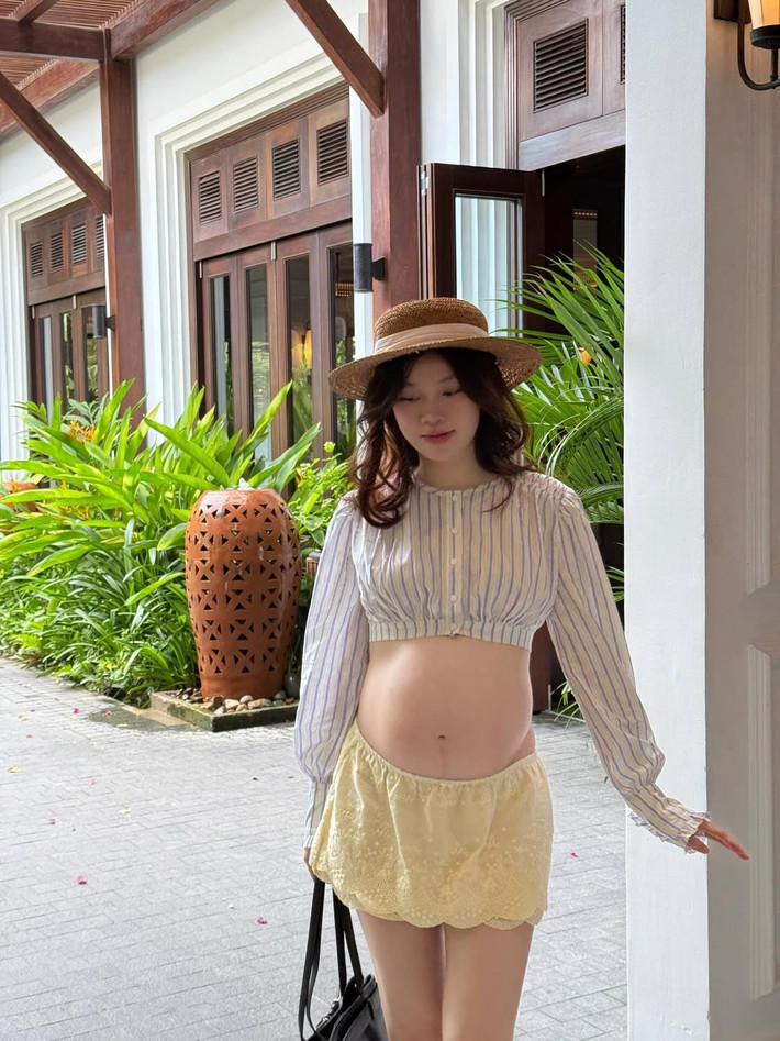 Đặc biệt, Ly Phạm còn gây ấn tượng bởi gu thời trang đẹp mắt, đa dạng phong cách khiến người xem khó có thể rời mắt. Mặc dù đang trong giai đoạn thai kỳ, Ly Phạm vẫn chứng minh khả năng phối đồ cực đỉnh của mình. (Ảnh: IGNV)
