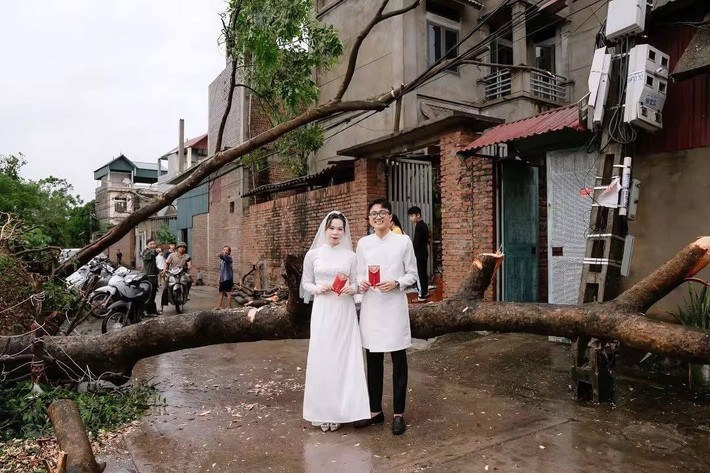 Những hình ảnh về một đám cưới diễn ra ngay sau ngày cơn bão số 3 đổ bộ đã nhanh chóng lan truyền và gây xôn xao trên các nền tảng mạng xã hội.