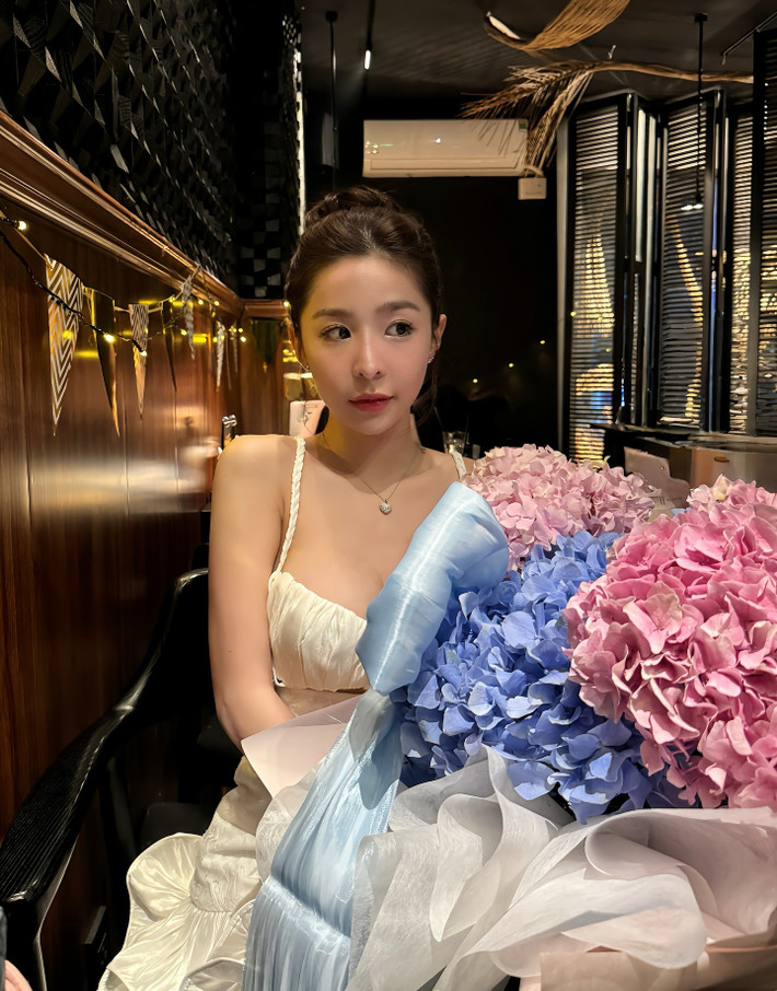 Động thái này của cô nàng nhanh chóng thu hút sự quan tâm của cộng đồng mạng và làm dấy lên tin đồn hot girl đã tìm thấy bến đỗ mới sau chia tay.