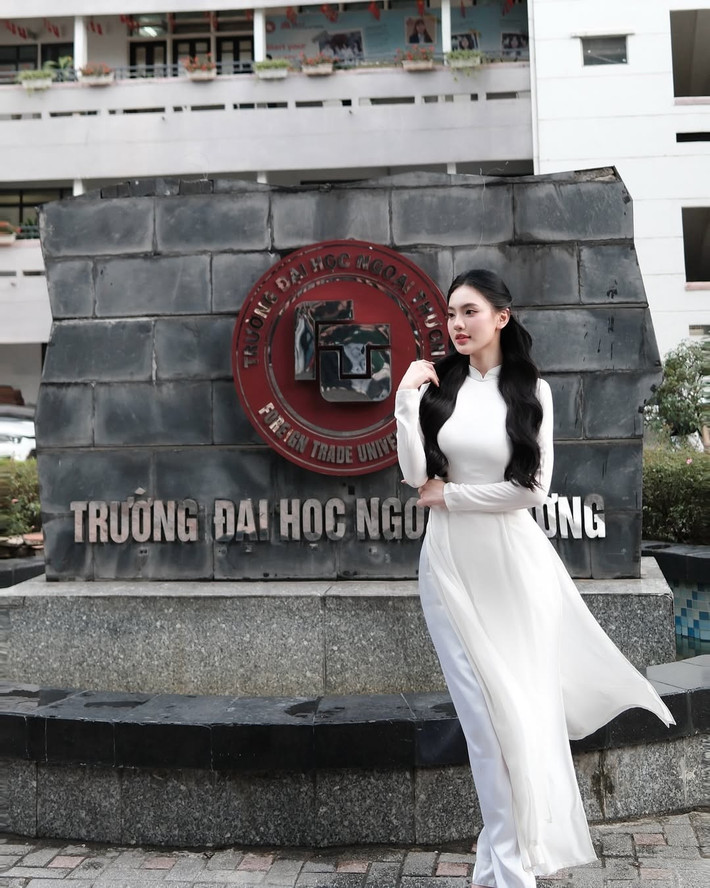 Mái tóc đen dài được tạo kiểu xoăn nhẹ bồng bềnh, kết hợp cùng lối trang điểm tự nhiên, nhẹ nhàng, càng làm tôn lên làn da trắng sáng và gương mặt thanh tú.