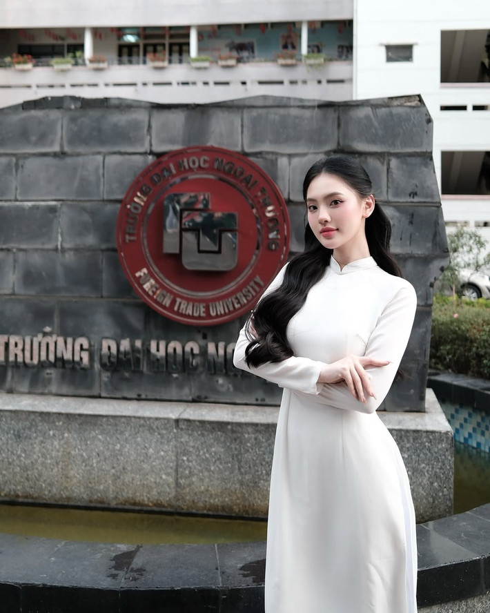 Cô nàng toát lên thần thái tự tin, duyên dáng trong mọi khung hình.