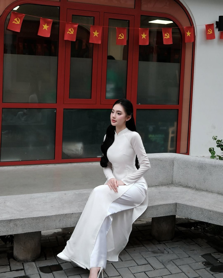 Nụ cười mỉm duyên dáng, ánh mắt trong veo của cô nàng dễ dàng "đốn tim" bất cứ người đối diện nào.