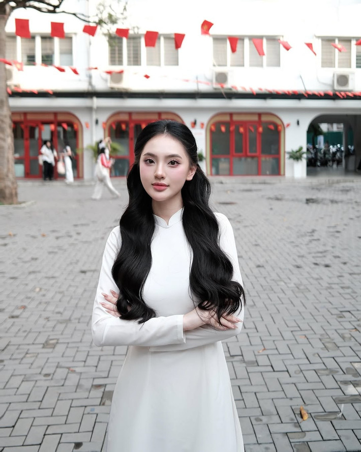 Mới đây, hình ảnh một nữ sinh của trường khoe sắc trong tà áo dài trắng truyền thống đã nhanh chóng "gây sốt" mạng xã hội, nhận về vô số lời khen ngợi bởi vẻ đẹp dịu dàng, thanh tú.