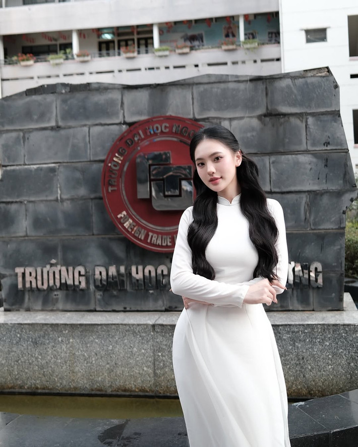 Nổi tiếng là ngôi trường đào tạo ra nhiều thế hệ sinh viên ưu tú và năng động, Đại học Ngoại thương còn được biết đến là nơi quy tụ rất nhiều "trai xinh gái đẹp".