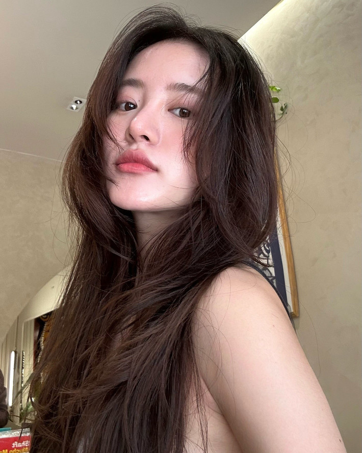Sự chú ý đổ dồn vào Trâm Ngô bắt nguồn từ những khoảnh khắc cô xuất hiện với vẻ ngoài xinh đẹp, đặc biệt là khi nhìn từ góc nghiêng.