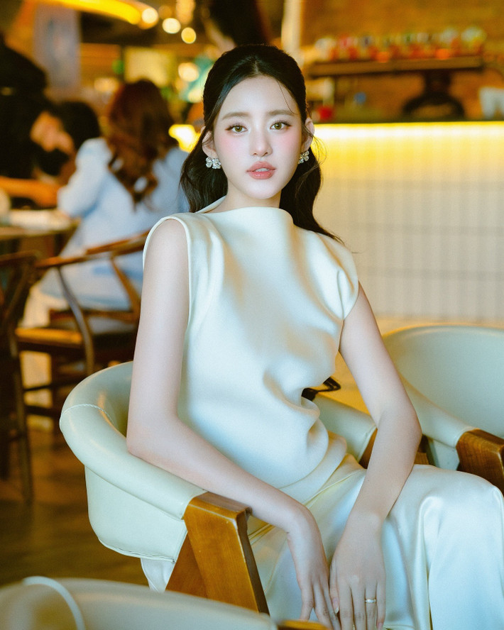Nhiều cư dân mạng đã nhanh chóng đặt cô lên bàn cân so sánh với Triệu Lộ Tư, một trong những mỹ nhân đình đám của làng giải trí Hoa ngữ.