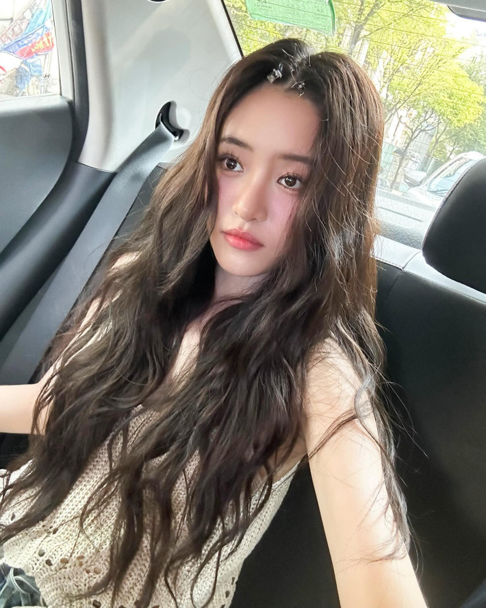Vẻ đẹp của Trâm Ngô thiên về sự ngọt ngào, duyên dáng và có chút đáng yêu, điều này càng làm tăng thêm sự liên tưởng đến Triệu Lộ Tư - người vốn nổi tiếng với hình tượng trong sáng và nụ cười "kẹo ngọt".
