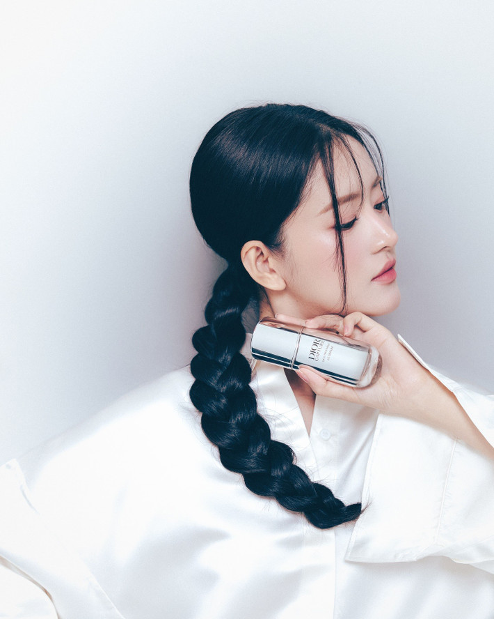 Bức ảnh mà Trâm Ngô được fan so sánh với Triệu Lộ Tư. Một số người còn nhận xét, từ thần thái cho đến cách tạo dáng, Trâm Ngô đều toát lên một sức hút tương tự như ngôi sao xứ Trung.