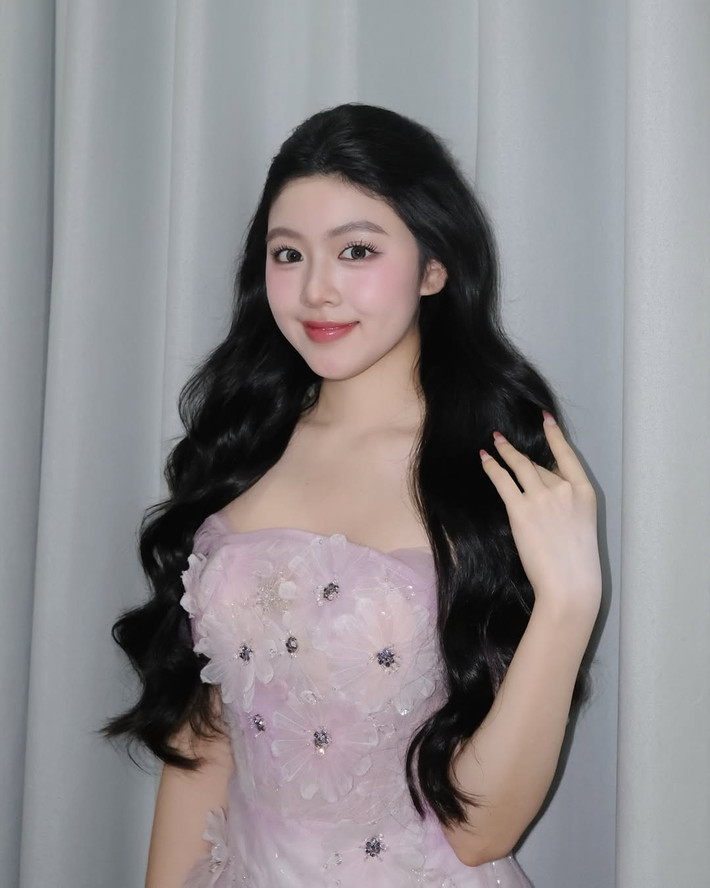 Sức hút của Lọ Lem (Mai Thảo Linh), con gái đầu lòng của MC Quyền Linh, chưa bao giờ hạ nhiệt. Mới đây, cô nàng tiếp tục "đốn tim" cộng đồng mạng khi xuất hiện với hình ảnh trưởng thành, dịu dàng như một nàng thơ trong bộ váy dạ hội lộng lẫy.