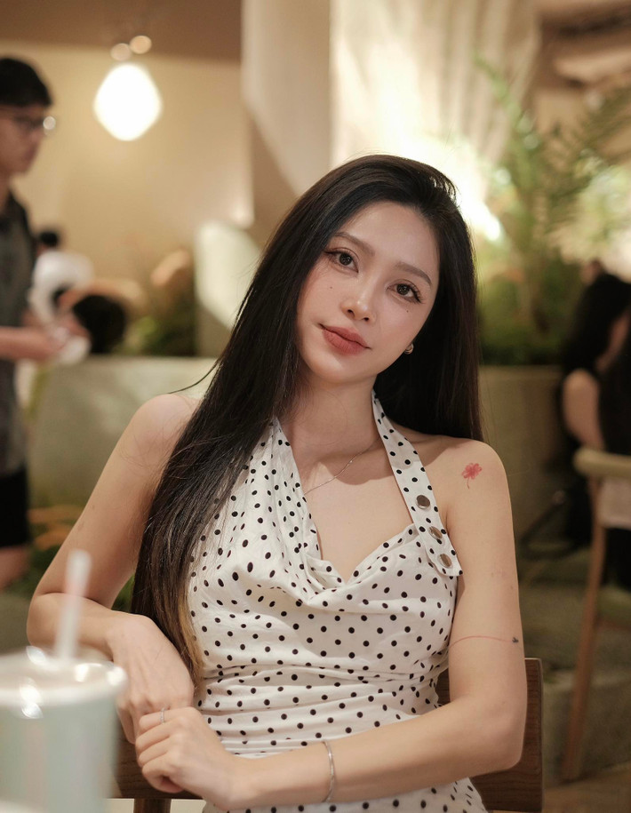 Rũ bỏ hình ảnh trưởng thành, nghiêm túc trong quá trình làm việc, Nguyên Thảo gắn liền với hình tượng tiểu thư, thanh lịch. (Ảnh: FBNV)