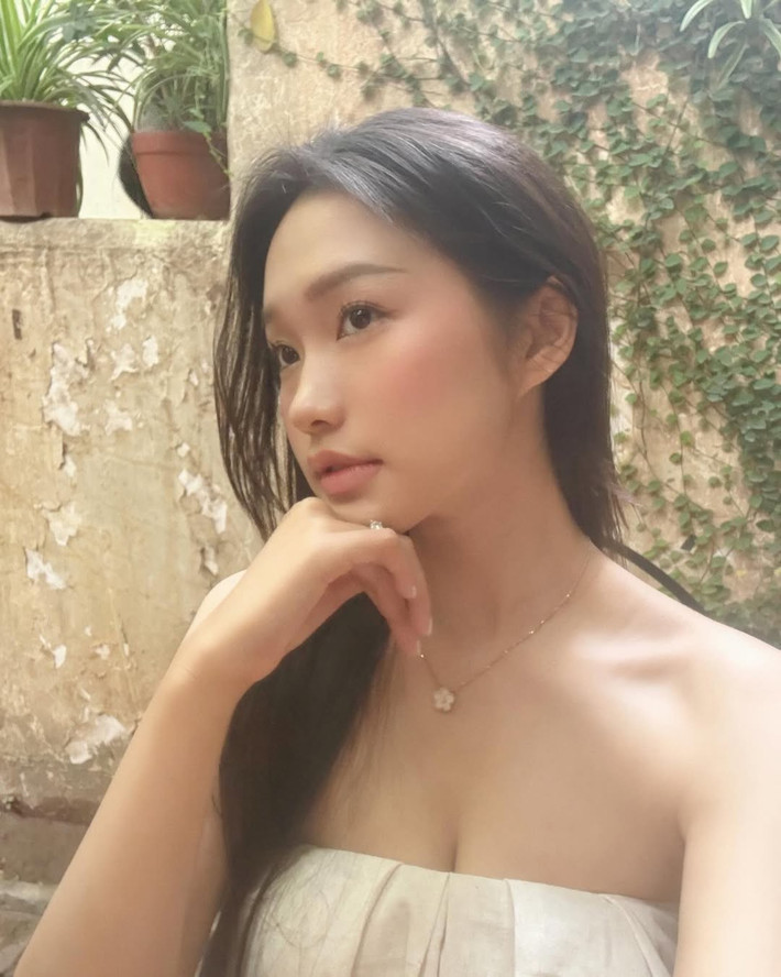 Từ bờ vai mềm mại, vòng một gợi cảm đến thần thái tự tin, Doãn Hải My chứng minh rằng: phụ nữ khi hạnh phúc và biết yêu bản thân, thì dù tăng vài cân cũng vẫn đẹp mê mẩn.