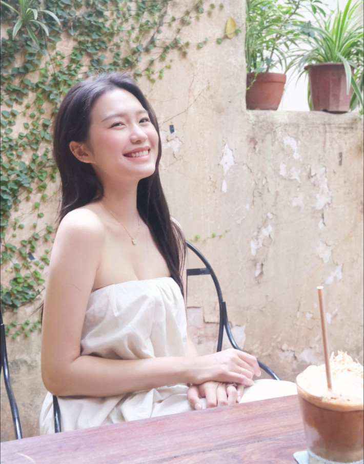 Mái tóc đen dài buông xõa tự nhiên càng làm tăng thêm vẻ dịu dàng, nữ tính cho người đẹp.