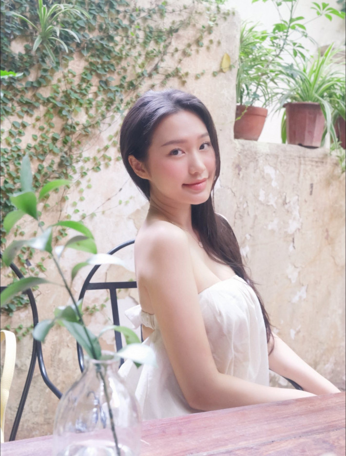 Doãn Hải My là một trong những nàng WAGs hot nhất hiện tại. Phong cách của bà xã Đoàn Văn Hậu được nhận xét là thanh lịch, tinh tế và mang hơi hướng tiểu thư. Cô ưa chuộng những trang phục tôn dáng, trẻ trung nhưng vẫn giữ được sự kín đáo, không quá gợi cảm.
