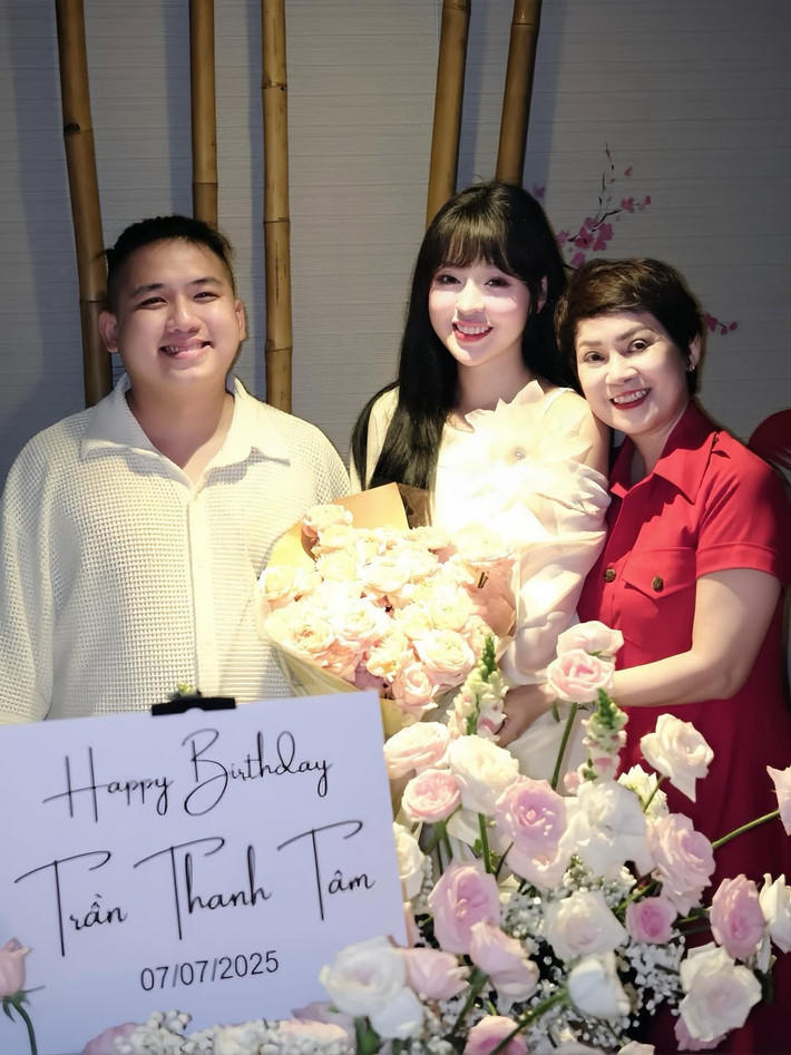 Hiện tại dù không còn gây bão như trước nhưng cô vẫn được nhiều người quan tâm, sở hữu 4,5 triệu người theo dõi và hơn 139,3 triệu lượt yêu thích trên TikTok.