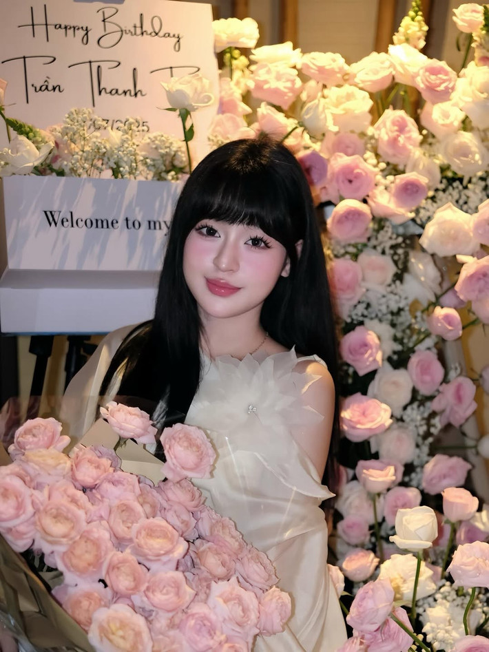 “Hot girl trứng rán” Trần Thanh Tâm vừa gây chú ý khi chia sẻ loạt ảnh mừng sinh nhật tuổi mới trong không khí ấm cúng và ngọt ngào. Trong những khoảnh khắc này, cô nàng diện chiếc váy bồng bềnh, yêu kiều và để lộ bụng bầu vượt mặt, nhận về nhiều lời chúc mừng từ người theo dõi.