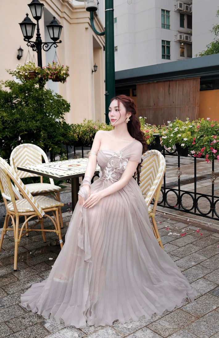 Năm 2023, Hoàng Kim Chi giành ngôi vị Miss Fire tại cuộc thi Miss Earth Vietnam, tương đương với danh hiệu Á hậu 3.