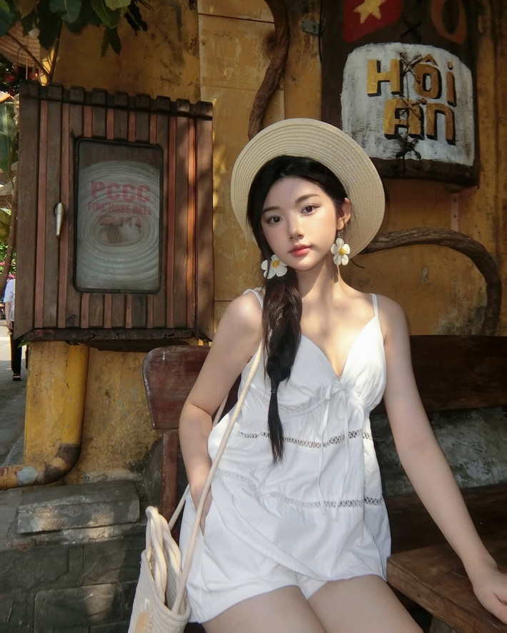 Không chỉ nổi bật bởi visual ngọt ngào và gu thời trang tinh tế, Quỳnh Trương còn được biết đến là một trong những hot girl trẻ tuổi có sức hút lớn trên mạng xã hội.