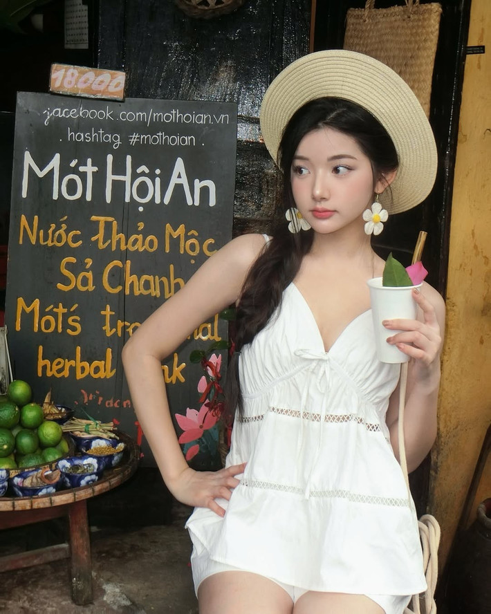 Nhiều bình luận gọi cô là “nàng thơ phố cổ”, “gương mặt thiên thần”, hay thậm chí là “crush quốc dân” thế hệ mới.