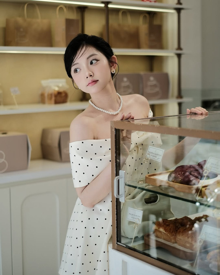 Nhờ vẻ ngoài nổi bật, ngoài làm nội dung Tiktok, Quỳnh Trương cũng hiện là mẫu ảnh cho một số nhãn hàng thời trang.