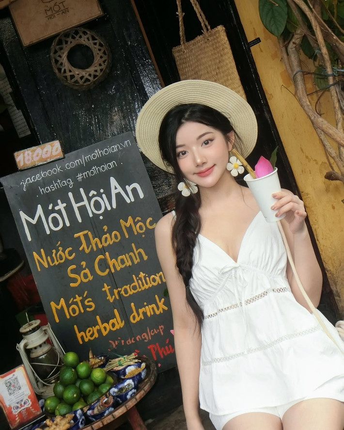 Set đồ được cô nàng diện cũng được nhiều cô nàng thi nhau xin địa chỉ.
