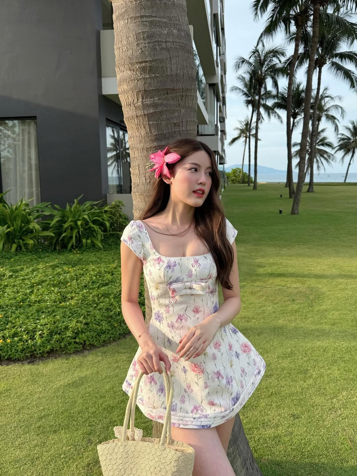 Chiếc váy không chỉ tôn lên vẻ đẹp thanh thoát, dịu dàng mà còn khéo léo làm nổi bật lợi thế hình thể của cô nàng – đó chính là đôi chân dài thon gọn và thẳng tắp. Đây chính là điểm nhấn "ăn tiền" khiến người xem không thể rời mắt khỏi loạt ảnh này.