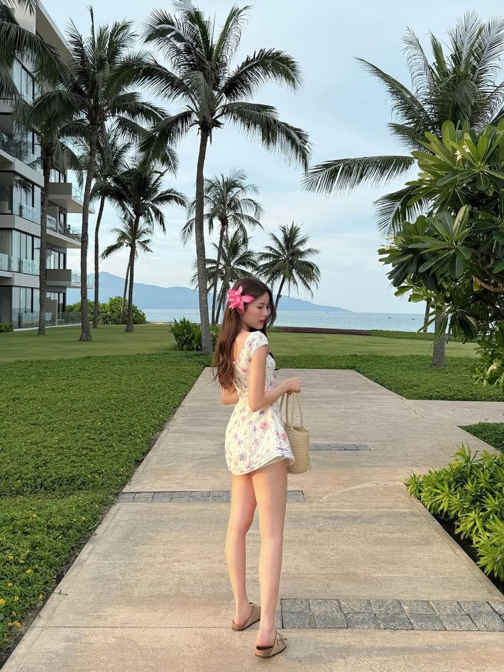 Cô nàng ưa chuộng các thiết kế váy bèo nhún, màu sắc nhẹ nhàng, thường xuyên diện đồ từ các local brand Việt, tạo nên một hình ảnh "tiểu thư nhà giàu" vừa thời thượng, vừa gần gũi.