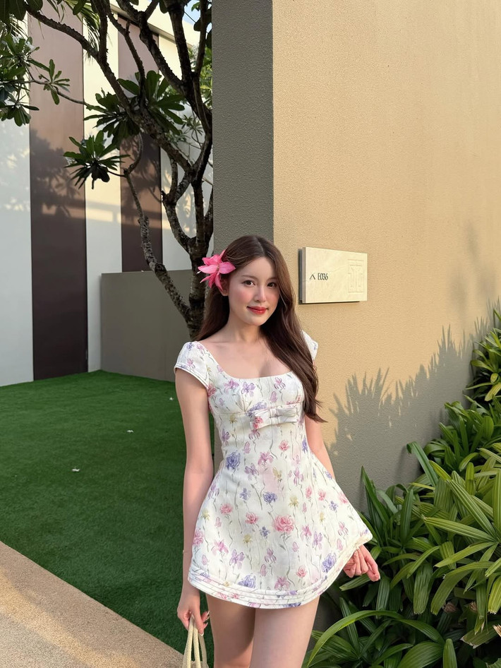 Mới đây, hot girl Tăng Mỹ Hàn đã khiến cộng đồng mạng "đứng ngồi không yên" khi chia sẻ loạt ảnh check-in tại một khu nghỉ dưỡng ven biển. Diện chiếc váy ngắn xinh xắn, Tăng Mỹ Hàn tự tin khoe trọn đôi chân dài miên man cùng vẻ đẹp ngọt ngào, nhanh chóng "đốn tim" người hâm mộ và nhận về "bão" lời khen.