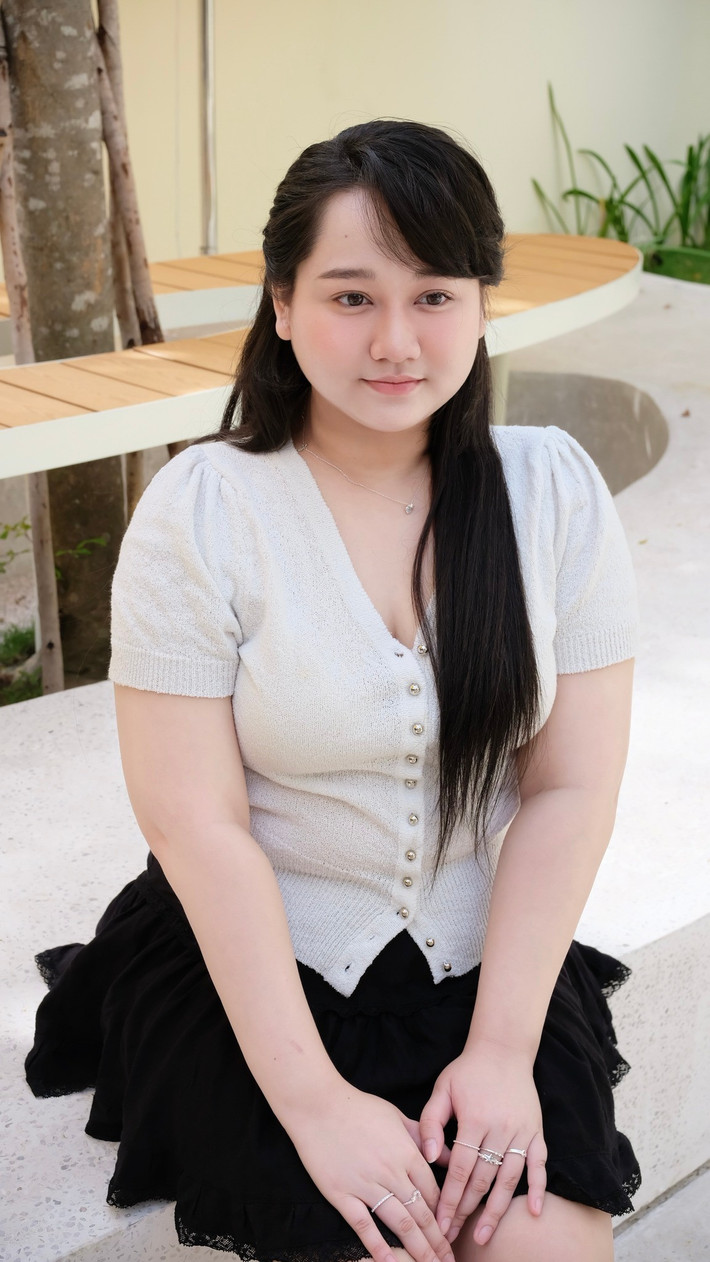 Kể từ sau vai diễn Hà Lan trong bộ phim điện ảnh "Mắt biếc" (2019), Trúc Anh đã trở thành "nàng thơ" trong lòng nhiều khán giả bởi vẻ đẹp trong trẻo, mong manh. Sau một thời gian vắng bóng và đối mặt với nhiều vấn đề về sức khỏe, ngoại hình của nữ diễn viên đã có sự thay đổi rõ rệt. (Ảnh: FBNV)