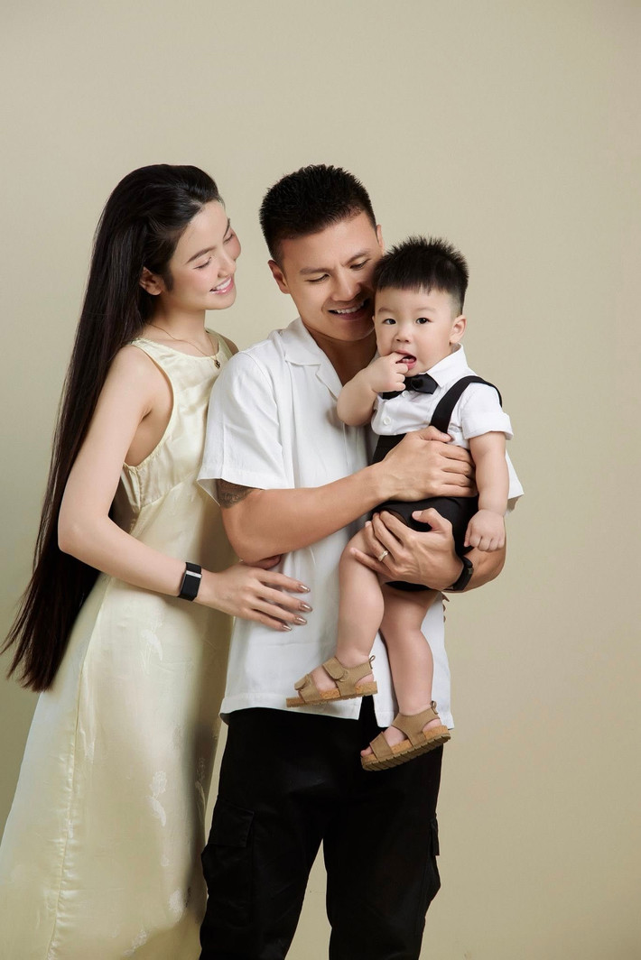 Nhiều người hâm mộ bình luận khen ngợi bé Lido càng lớn càng giống bố với đôi mắt, khuôn miệng và biểu cảm hài hước.