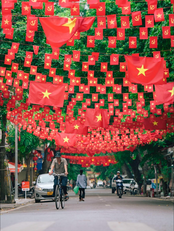 Những ngày này, các tuyến đường trên địa bàn thành phố Hà Nội được trang hoàng rực rỡ với cờ Đảng, cờ Tổ quốc nhằm hướng tới chào mừng đại lễ 80 năm Quốc khánh 2/9. (Ảnh: Blog Của Rọt)