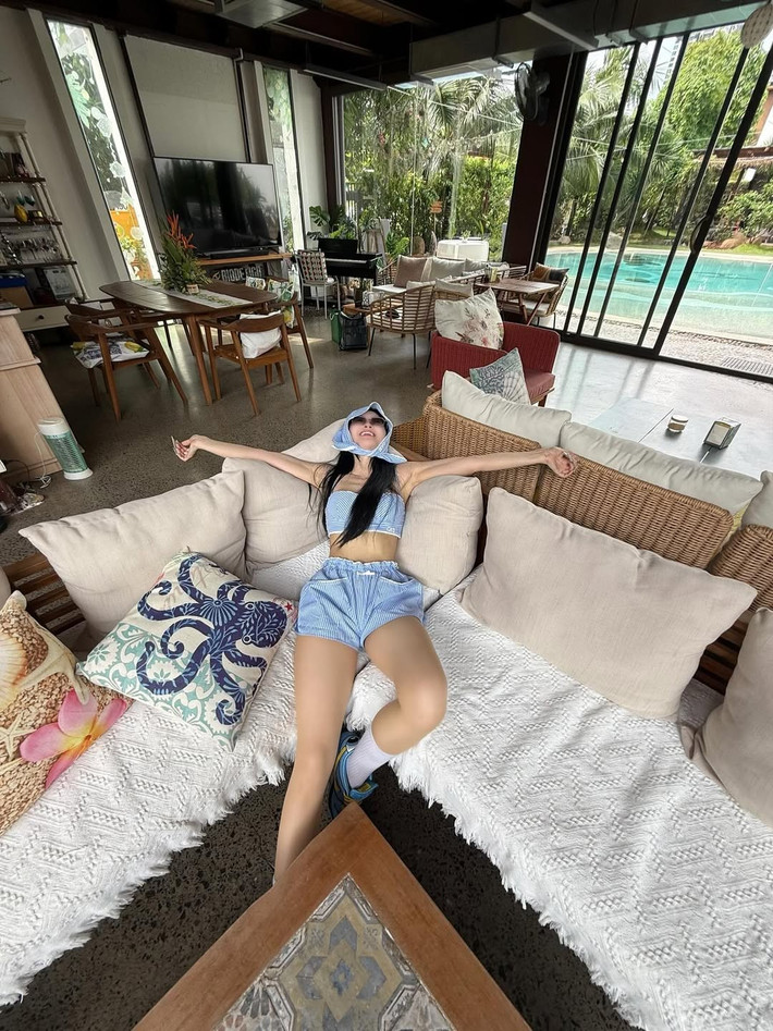 Cô nàng thể hiện sức sống rạng rỡ trong những màn "pose" dáng đầy cuốn hút.