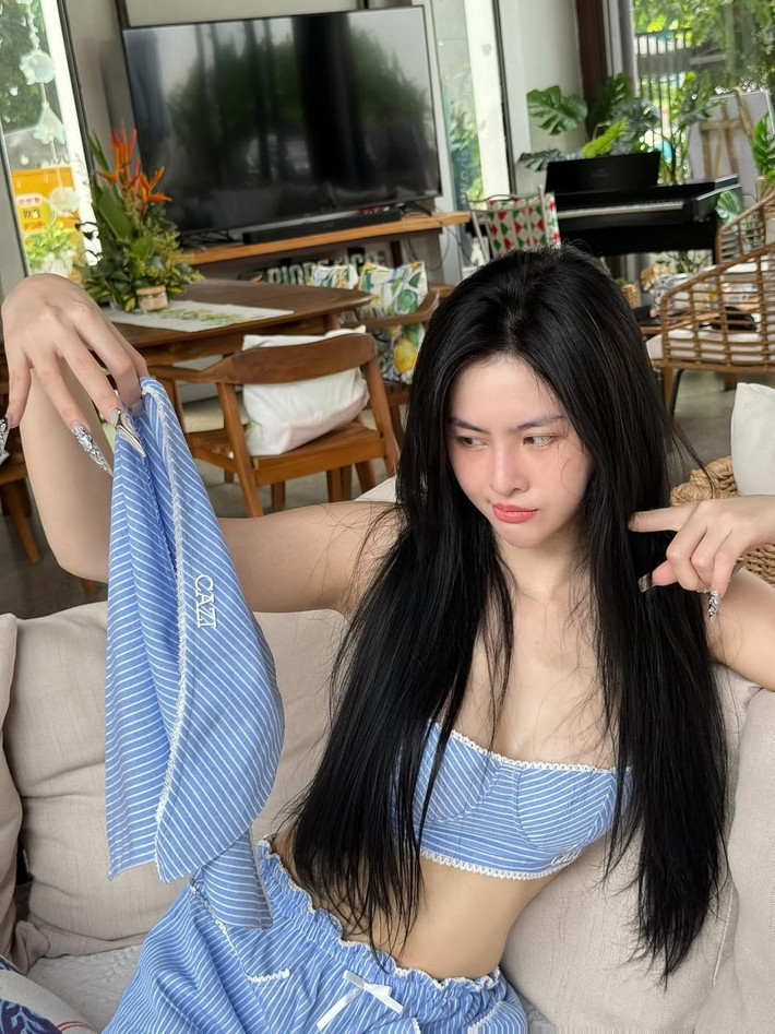 Đặc biệt, chiếc khăn bandana đội đầu cùng màu đã trở thành điểm nhấn, mang đến vẻ ngoài retro pha chút hiện đại.