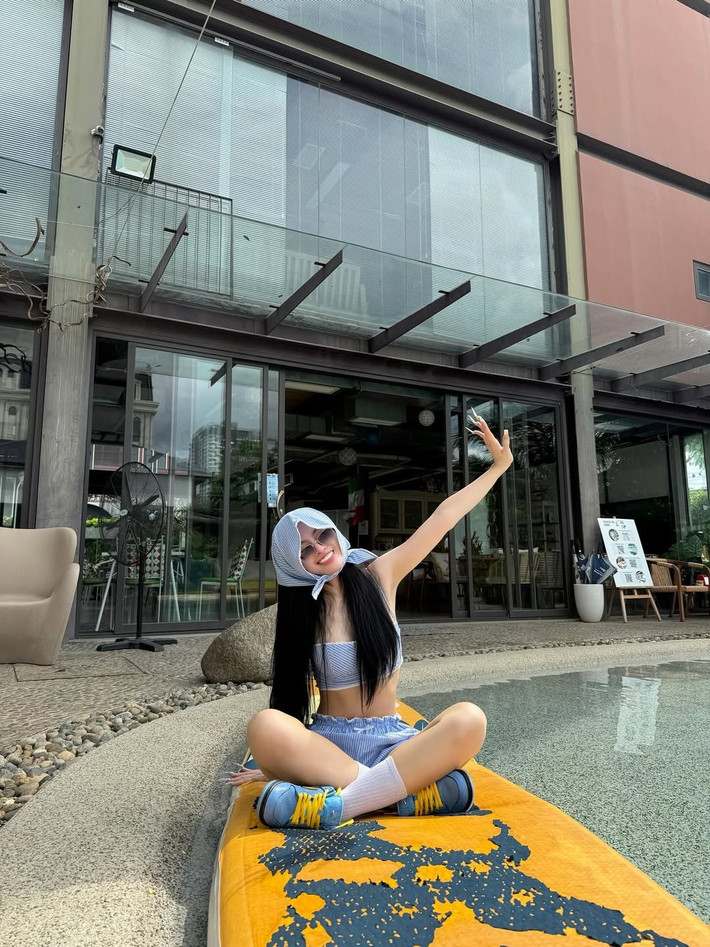 Cô nàng cũng không ngần ngại khoe nhan sắc tươi tắn, rạng rỡ với gương mặt trang điểm nhẹ nhàng và mái tóc đen dài suôn mượt.