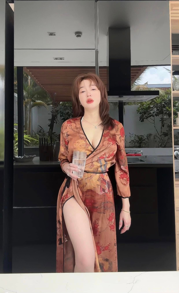 Dù đã bước sang tuổi 37 và là mẹ của hai bé Cadie Mộc Trà và Alfie Túc Mạch, Elly Trần vẫn khiến nhiều người phải ngưỡng mộ bởi nhan sắc dường như không bị ảnh hưởng bởi thời gian.