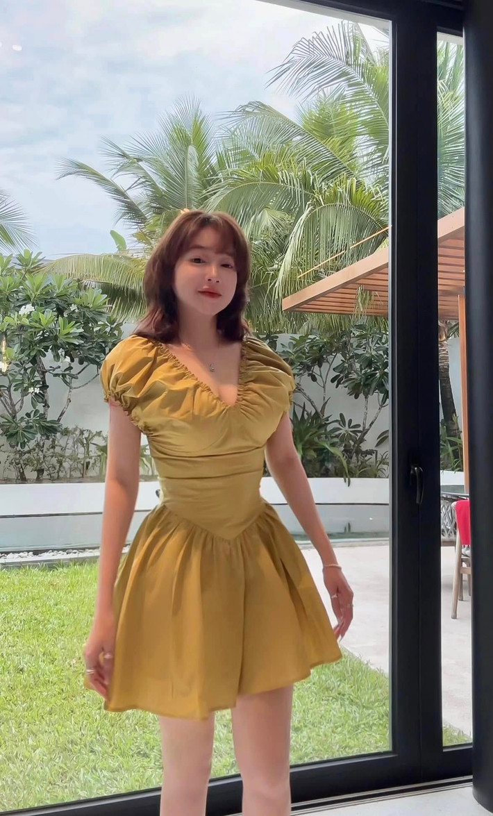 Ngay cả khi ở nhà, Elly Trần vẫn chọn những bộ đồ tôn dáng, sang trọng như đồ lụa, ren, voan. Cô cũng rất chú trọng đến việc chăm chút ngoại hình, giữ vóc dáng thon gọn dù đã là mẹ hai con.