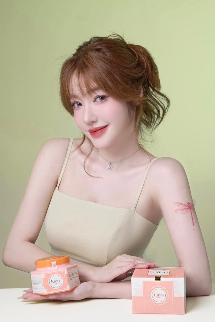 Vóc dáng thon gọn, không chút mỡ thừa cùng gương mặt trẻ hơn tuổi thực là minh chứng cho sự chăm sóc bản thân kỹ lưỡng của cô.