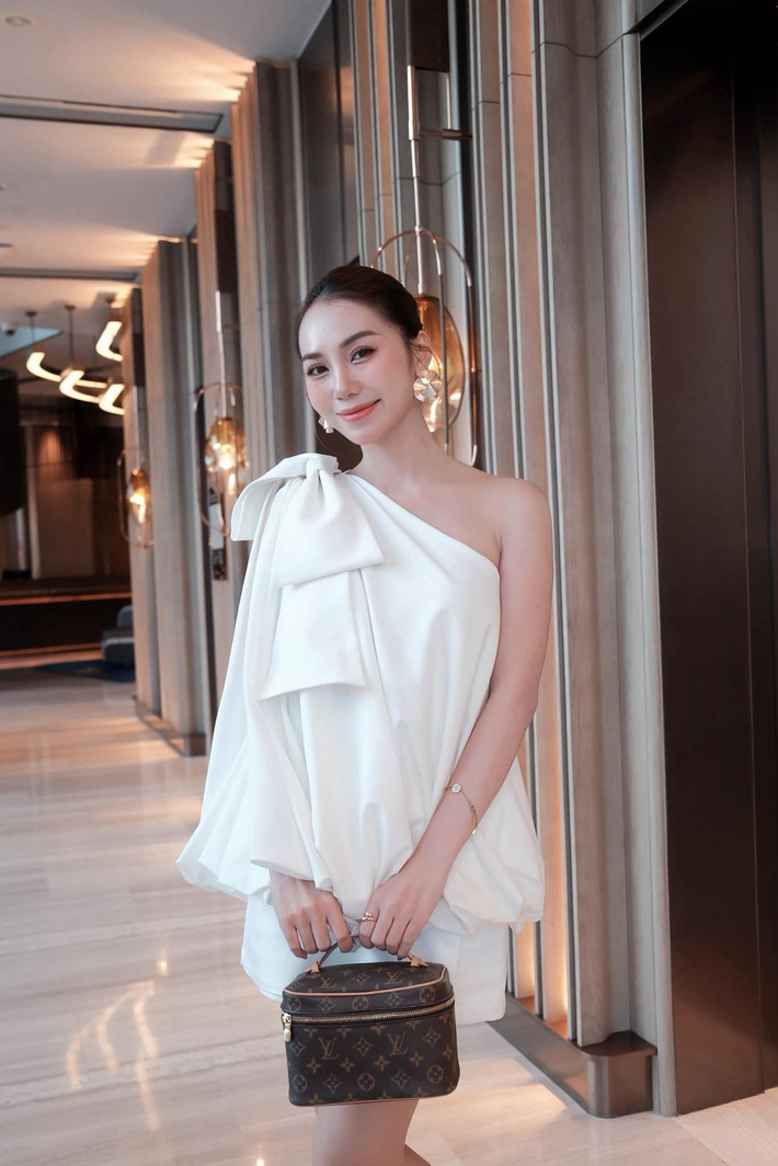 Không những sở hữu visual sáng mà cô còn gây ấn tượng với chiều cao 1m68 cùng số đo 3 vòng chuẩn chỉnh 85-60-90cm.