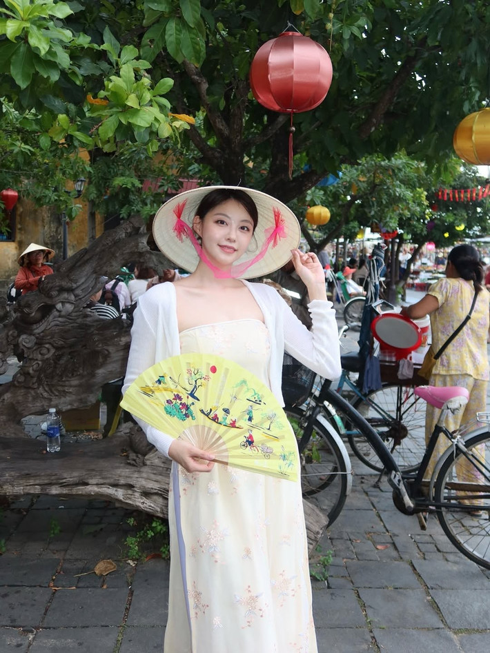 Đặc biệt, cô còn kết hợp chiếc nón lá - biểu tượng quen thuộc của Việt Nam - tạo nên một tổng thể hài hòa, đậm chất Á Đông. (Ảnh: IGNV)