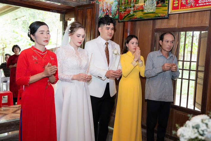 Đám cưới của chú rể Đình Mạnh (Hà Tĩnh) và cô dâu Aura (Phần Lan) được tổ chức vào ngày giữa tháng 6 tại Hà Tĩnh đã nhanh chóng trở thành đề tài được quan tâm, khi đoạn video rước dâu của cặp đôi trở nên viral trên mạng xã hội.