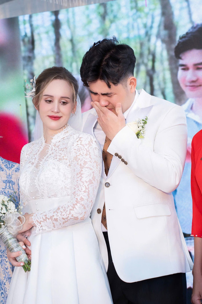 Đám cưới còn có sự tham dự của 25 người thân và bạn bè của cô dâu từ Phần Lan, tạo nên một không khí đa văn hóa độc đáo.