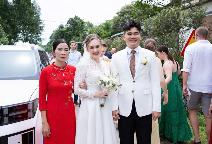 Mẹ của cô dâu Aura cũng bày tỏ sự bất ngờ và xúc động trước khung cảnh đám cưới đông vui, khác hẳn những lễ cưới thường rất riêng tư ở quê nhà Phần Lan.