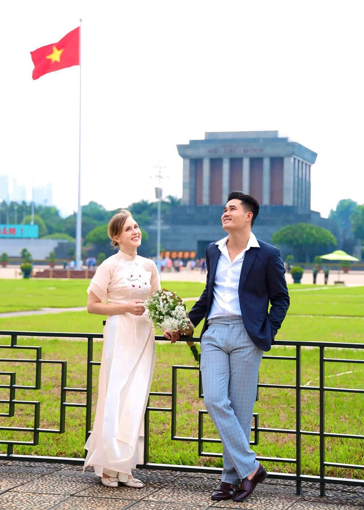 Đoạn video ghi lại cảnh rước dâu của cặp đôi đã "gây sốt" trên TikTok, thu hút gần 500.000 lượt xem và 9.000 lượt "thả tim". Cư dân mạng không ngừng bày tỏ sự thích thú trước hình ảnh cô dâu Tây xinh đẹp hòa mình vào không gian cưới truyền thống của Việt Nam.