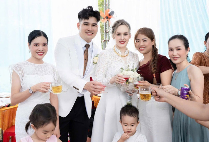 Đặc biệt, nhan sắc của cô dâu Aura đã nhận về vô vàn lời khen ngợi từ bà con lối xóm đến cộng đồng mạng. Nhiều dân làng đã kéo đến để chiêm ngưỡng cô dâu và không ngớt lời khen ngợi vẻ đẹp của cô.
