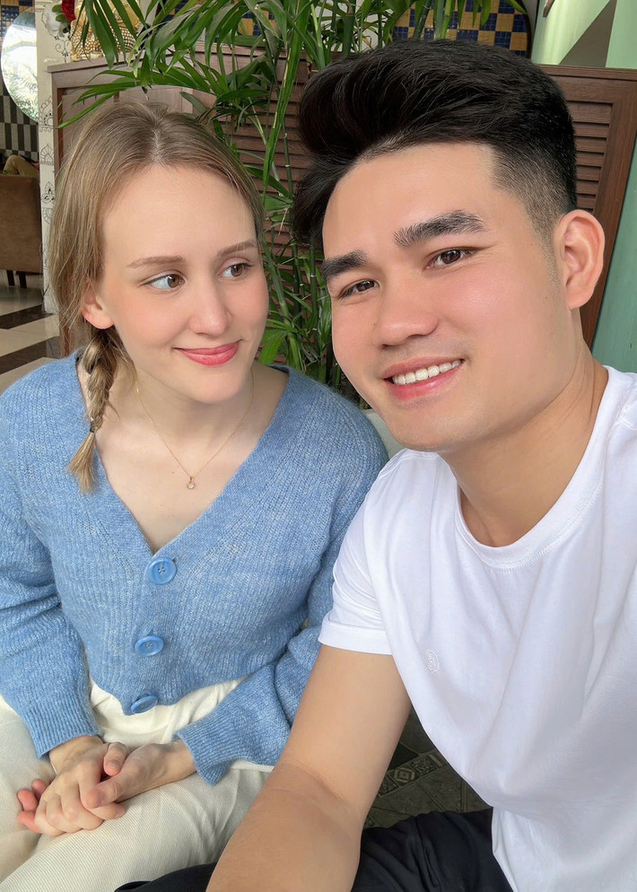 Đám cưới tuy không có siêu xe hay sính lễ bạc tỷ nhưng lại tràn ngập niềm vui và ý nghĩa, thể hiện sự kết nối văn hóa và tình yêu chân thành của cặp đôi.