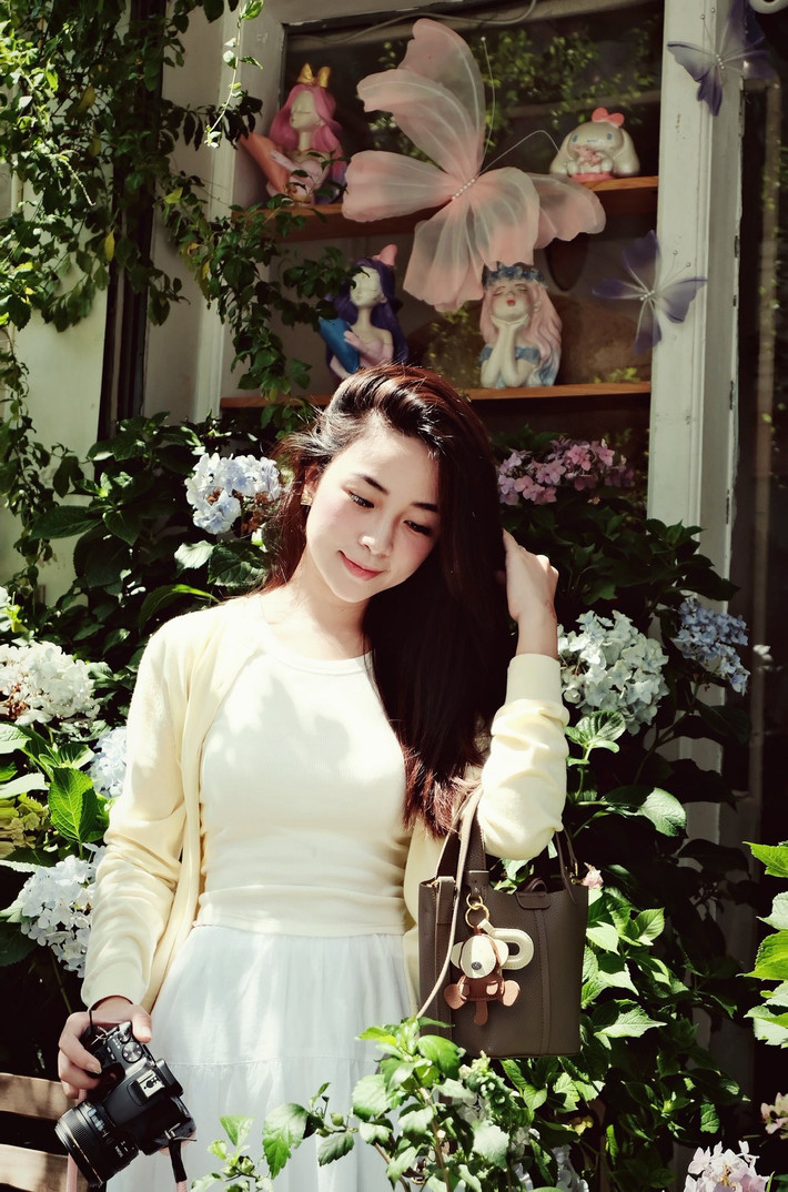 iện tại, ngoài việc chăm sóc hai con, cô còn cùng chồng quản lý công việc kinh doanh và trở thành một trong những nàng WAGs (vợ và bạn gái cầu thủ) được yêu thích nhất. (Ảnh: FBNV)