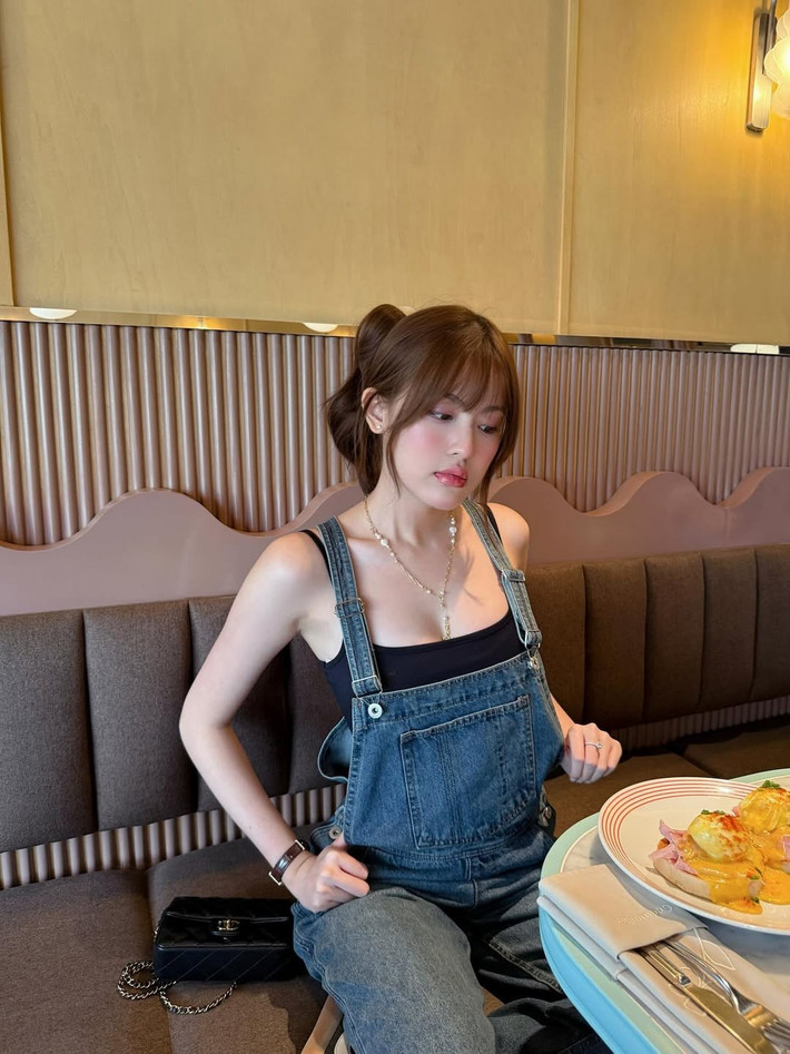Dù trang phục mang hơi hướng streetwear, Mỹ Hàn vẫn không quên thêm thắt phụ kiện để giữ nét tiểu thư sang chảnh. (Ảnh: FBNV)