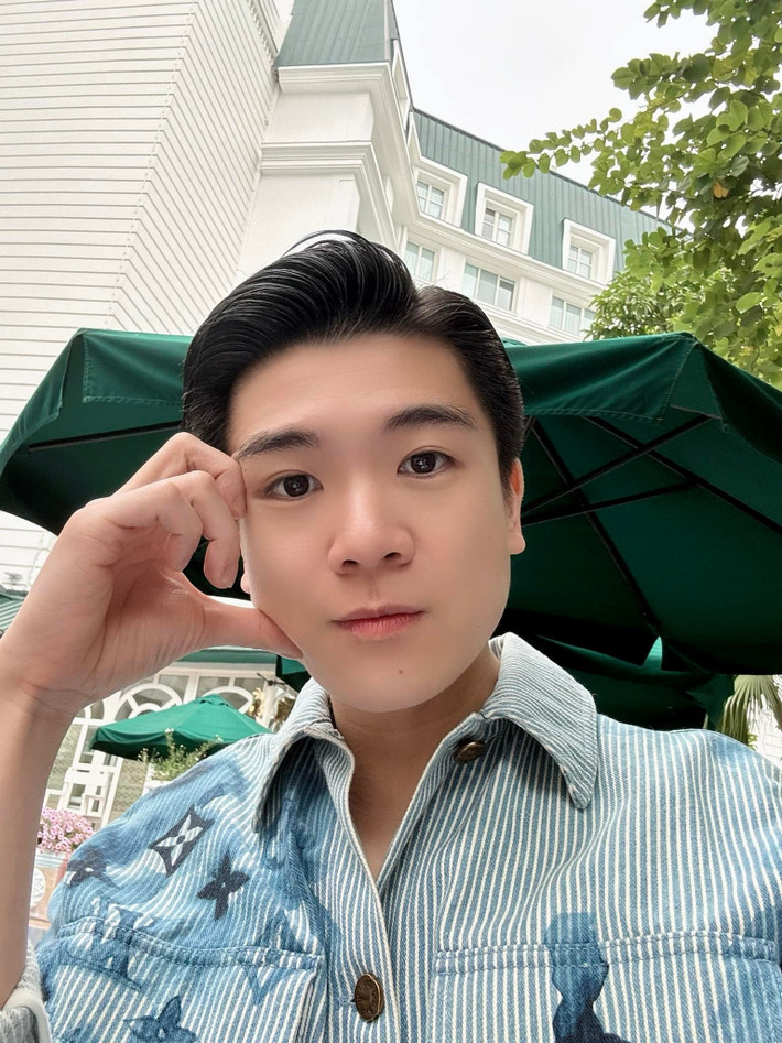 Nhiều người cũng đã nhanh chóng để dưới phần bình luận những lời chúc mừng đến Đỗ Quang Vinh và gia đình anh. Đáp lại, vị thiếu gia sinh năm 1989 cũng trực tiếp gửi lời cảm ơn: "Xin cảm ơn tất cả những lời chúc tuyệt vời của mọi người dành cho 2 ba con".