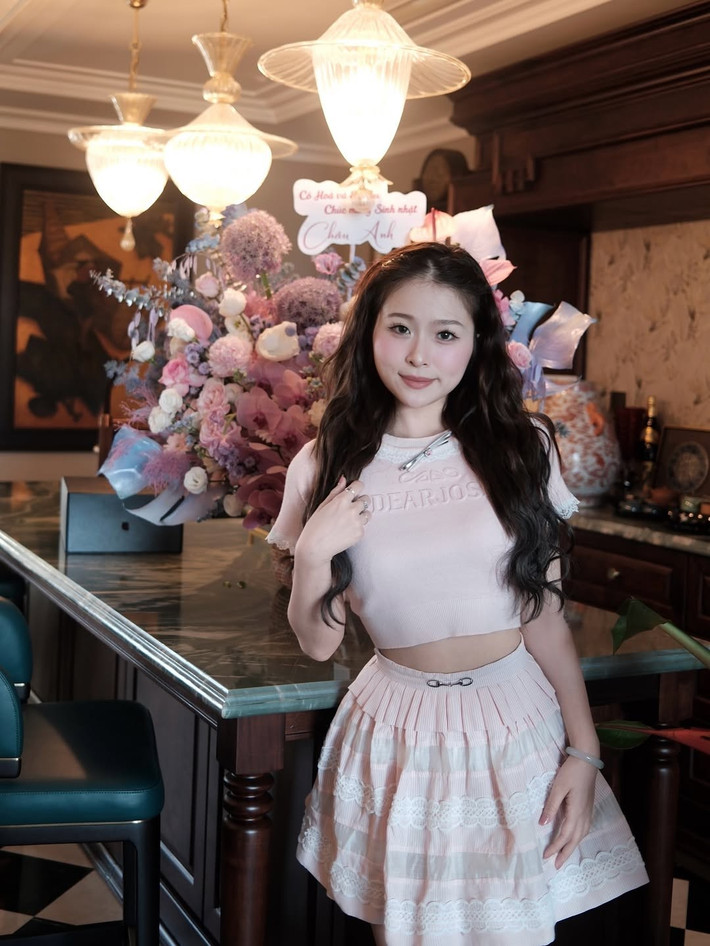 Mới đây, cô nàng vừa đăng tải loạt ảnh được chụp trong ngày sinh nhật của mình được anh người yêu chụp cho. Đặc biệt, cô nàng xưng người yêu là ba, chính mình là mẹ và con gái của cả hai chính là...một chú mèo con đáng yêu tên là Mơ.