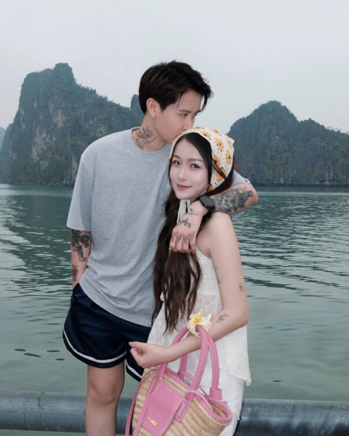Trên trang cá nhân, Chao không ngần ngại đăng tải những hình ảnh thân mật bên cạnh người yêu, nấu ăn cho bạn trai, hay cùng nhau đi du lịch...
